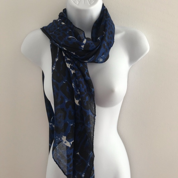 NWOT Blue Grey Animal Print Shawl Spring Scarf Head Wrap - Picture 8 of 15